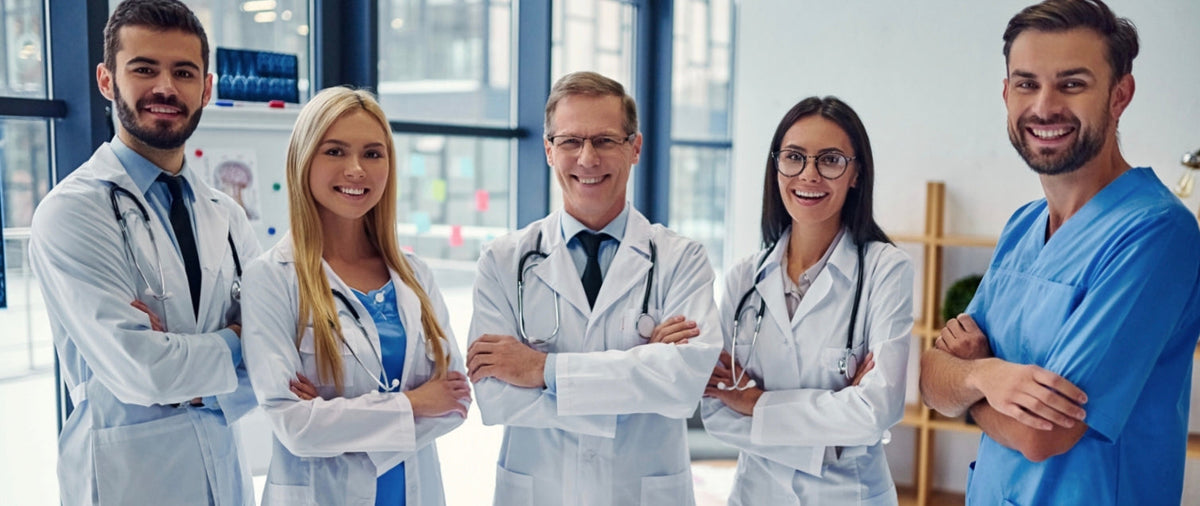 Divise sanitarie: come scegliere camici, casacche e pantaloni